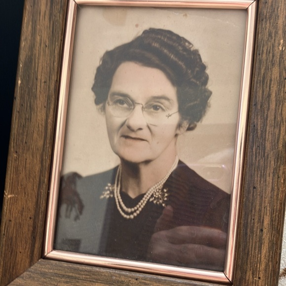 VNTG EARLY ERAS  FRAMED GIRL PHOTOS SHOWS  FASHION HAIR STYLE JEWELRY EXPRESSION - Picture 16 of 16